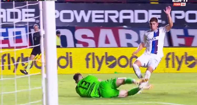 San Lorenzo y Godoy Cruz se enfrentaron en polémico duelo en Argentina.