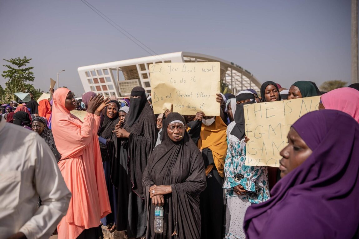 Mujeres protestan en contra del proyecto de ley frente a la Asamblea Nacional en Banjul, Gambia