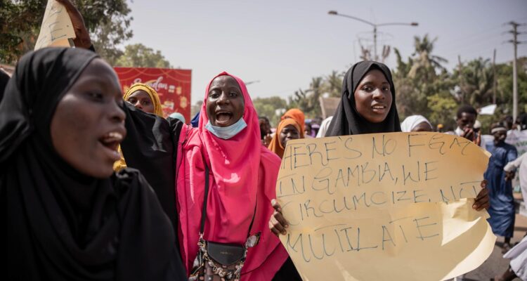 Mujeres protestan en contra del proyecto de ley frente a la Asamblea Nacional en Banjul, Gambia