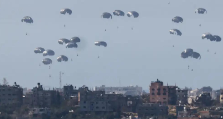 Imagen de envíos de ayuda humanitaria por aire en Gaza