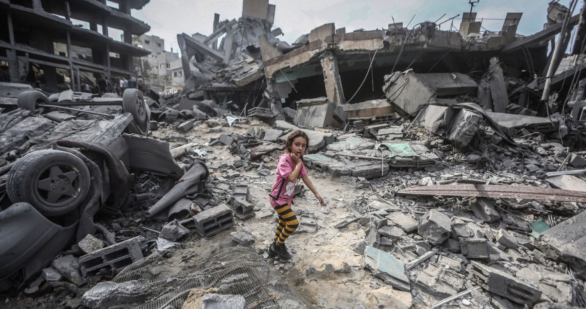Niña palestina camina sobre los escombros de edificios en Gaza