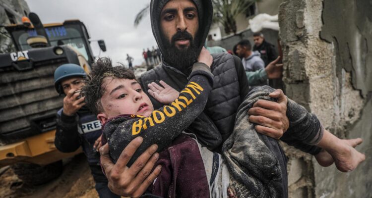 Palestinos recuperan a un niño herido de los escombros de su casa tras un ataque en Deir Al Balah