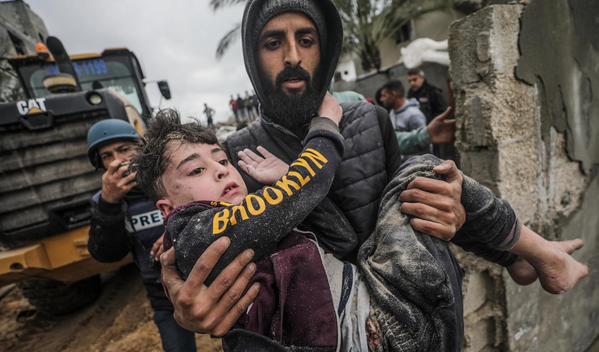 Palestinos recuperan a un niño herido de los escombros de su casa tras un ataque en Deir Al Balah
