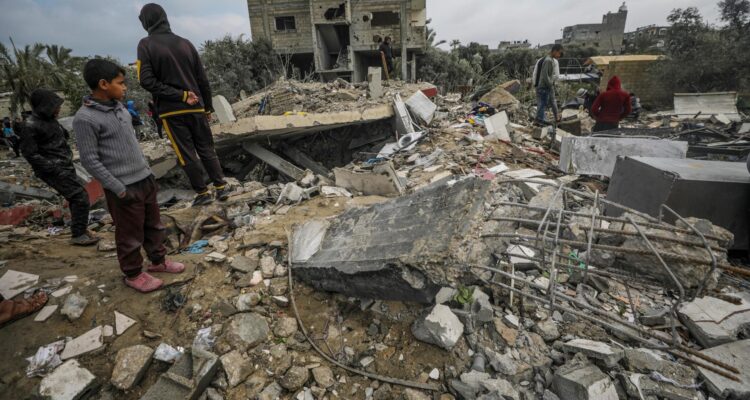 Palestinos buscan personas desaparecidas bajo los escombros en el campo de refugiados de Nuseirat