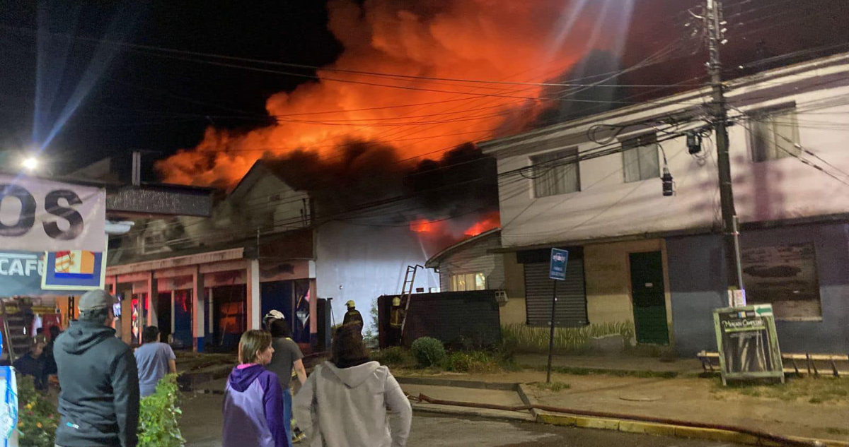 Gigantesco incendio destruye supermercado y 4 locales en Loncoche dos bomberos resultaron heridos