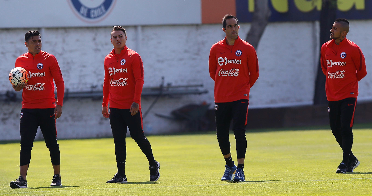 Gonzalo Jara en su época de seleccionado durante un entrenamiento de La Roja (2016)