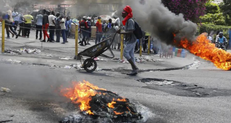 Bandas de delincuentes encienden llantas de autos para marcar su territorio en Puerto Príncipe.