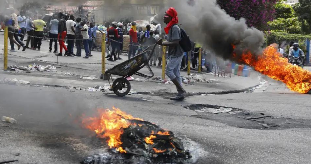 Bandas de delincuentes encienden llantas de autos para marcar su territorio en Puerto Príncipe.