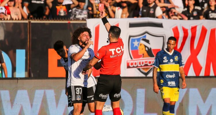 Maximiliano Falcón complicó a Colo Colo con su roja ante Everton.