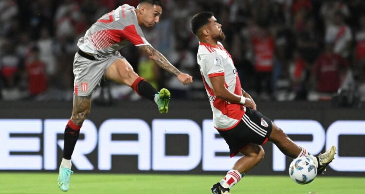 Hinchas de River Plate endiosan a Paulo Díaz tras otro brillante partido en Argentina