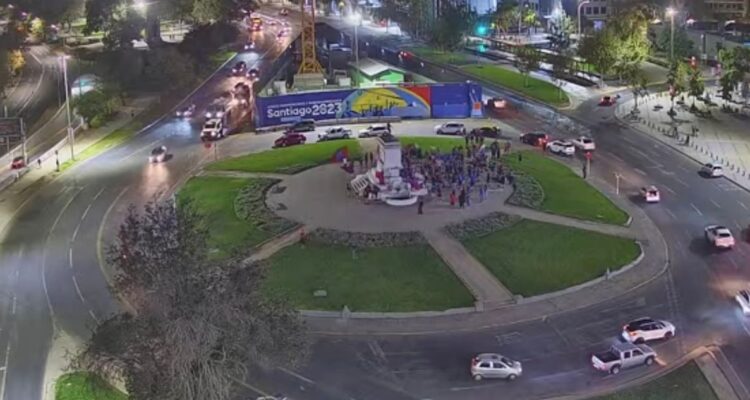 Los hinchas de la U que llegaron a Plaza Italia a celebrar triunfo ante Colo Colo en el Monumental