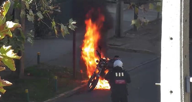 Detienen a sujeto que quemó su moto en medio de fiscalización en Las Condes