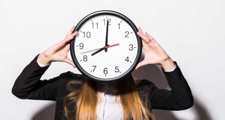 Cuándo es el cambio de hora en Chile desde el horario de verano al de invierno y qué se hace con los relojes, se adelantan o se atrasan.