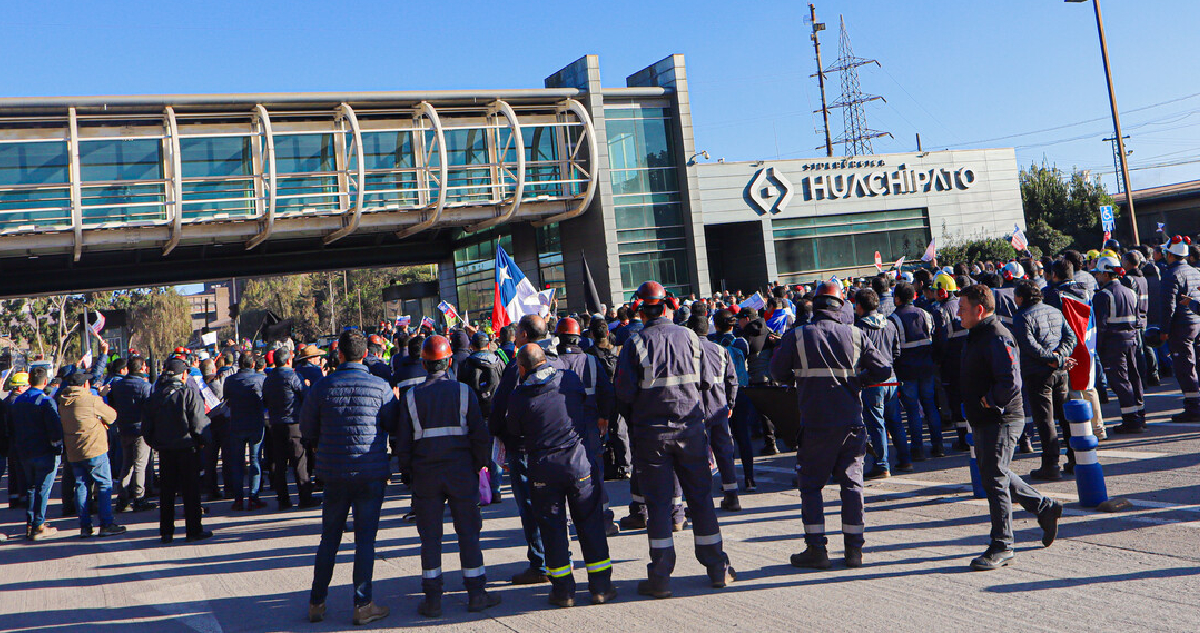 Trabajadores de Siderúrgica Huachipato, se manifiestan a las afueras de la compañia, tras el cierre indefinido de la empresa