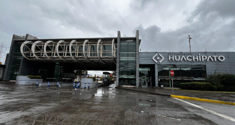Entrada de la Siderúrgica Huachipato en un día de lluvia