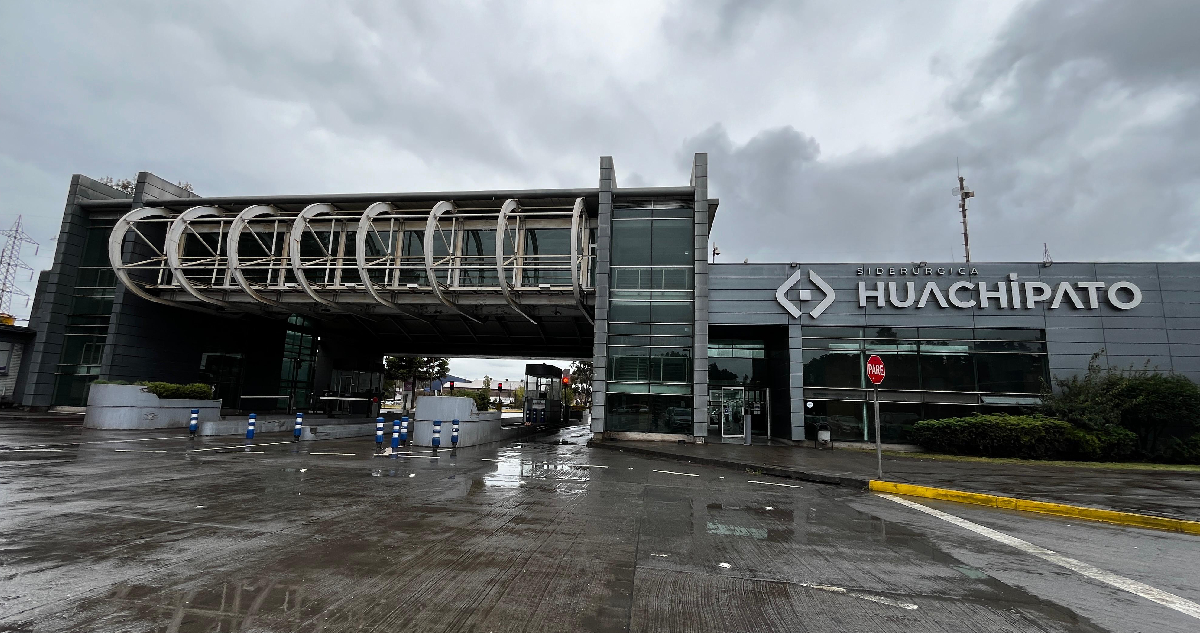 Entrada de la Siderúrgica Huachipato en un día de lluvia