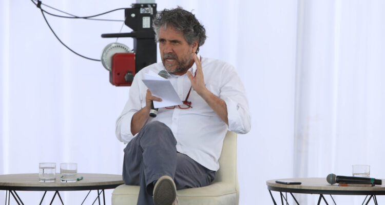 Polémica por críticas de alcalde de Huechuraba a Techo tras decir que usan materiales “penca”