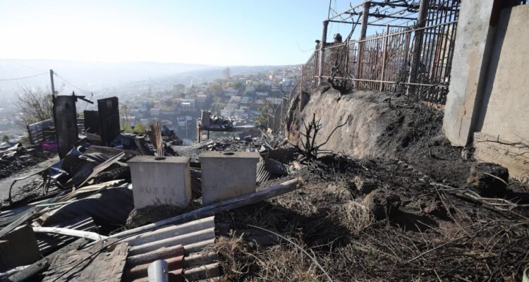 Incendio en cerro Cordillera de Valparaíso