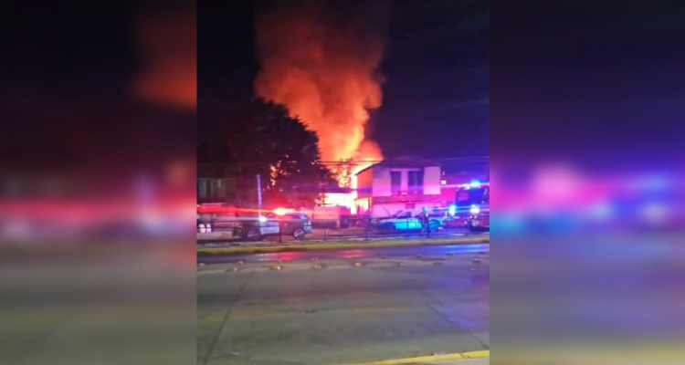 Bomberos combate incendio que destruye al menos cuatro viviendas en Renca