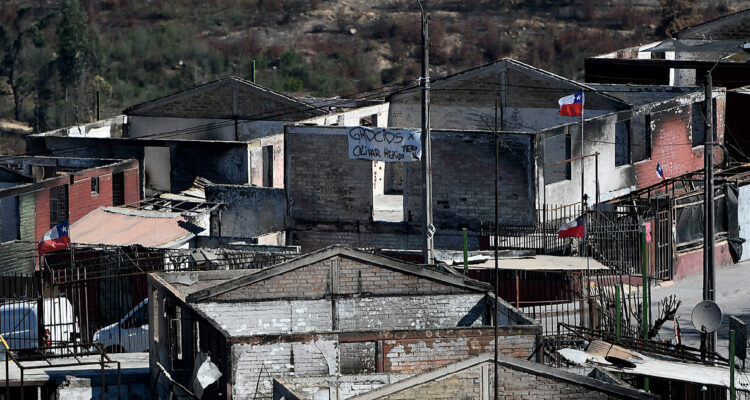 Viviendas vacías a un mes de que los incendios forestales dejara muchas viviendas quemadas en el Olivar en Viña del Mar