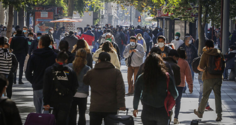 Imagen de personas caminado