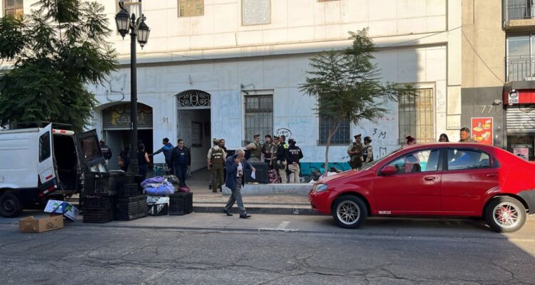 Desalojan edificio tomado que antes era un instituto profesional: hallan auto con 297 infracciones
