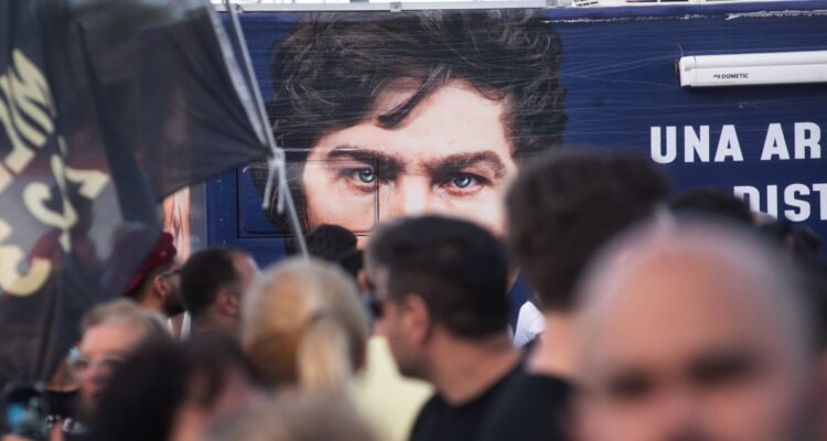 Milei intenta eludir crisis económica inédita, mientras bolsillos de los argentinos “no aguantan más”