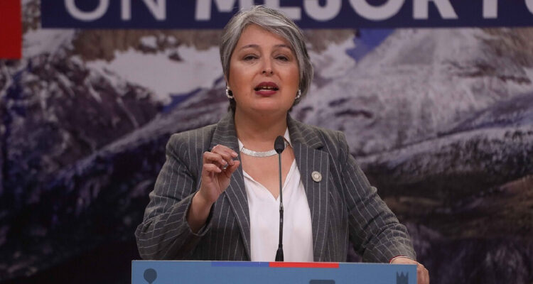 Imagen archivo de un punto de prensa donde participa la ministra jeannette jara
