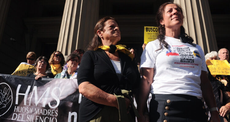 Francisca Cifuentes junto a su hija, Anna Bohrn, chilena llevada desde Temuco a Suecia a los 9 meses de edad, participan de la manifestación después de reencontrarse el pasado viernes 8 de marzo. Organización Hijos y Madres del Silencio llegan al frontis del Palacio de Tribunales en repudio a las declaraciones del Ministro de la Corte de Apelaciones Jaime Balmaceda y realiza denuncia por homenaje a funcionaria judicial implicada en el robo de bebés en Chile, el pasado 8 de marzo por su compromiso en “materias de género”.