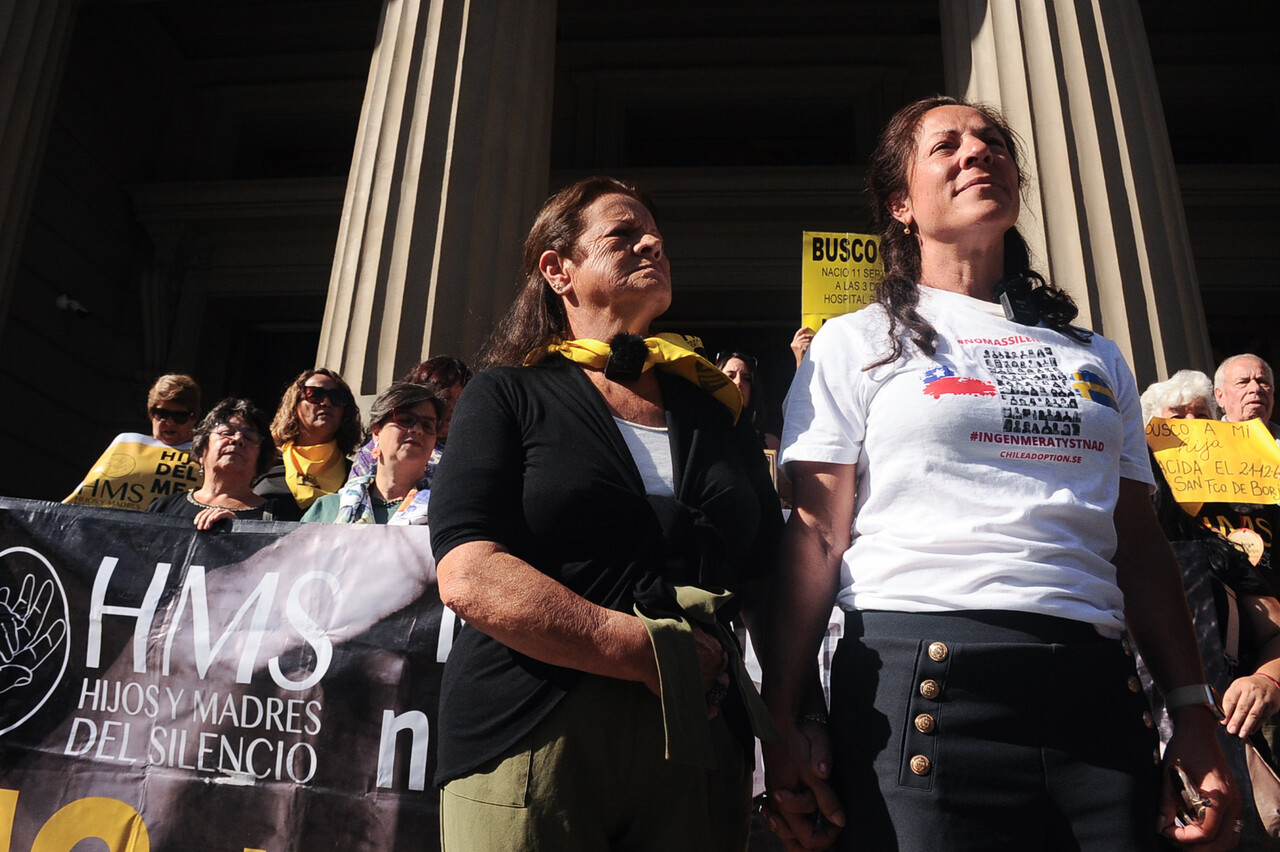 Francisca Cifuentes junto a su hija, Anna Bohrn, chilena llevada desde Temuco a Suecia a los 9 meses de edad, participan de la manifestación después de reencontrarse el pasado viernes 8 de marzo. Organización Hijos y Madres del Silencio llegan al frontis del Palacio de Tribunales en repudio a las declaraciones del Ministro de la Corte de Apelaciones Jaime Balmaceda y realiza denuncia por homenaje a funcionaria judicial implicada en el robo de bebés en Chile, el pasado 8 de marzo por su compromiso en “materias de género”.