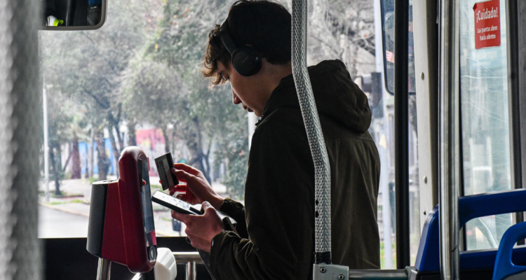 Junaeb pide a conductores respetar la tarifa escolar y llama a la convivencia con estudiantes