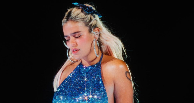 Karol G en concierto en México en referencia a asesinatos en concierto de Guatemala