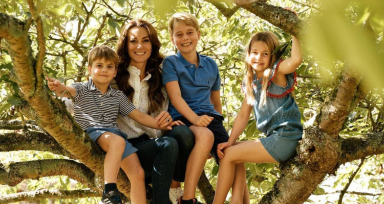 Kate Middleton junto a sus hijos, Louis, George y Charlotte