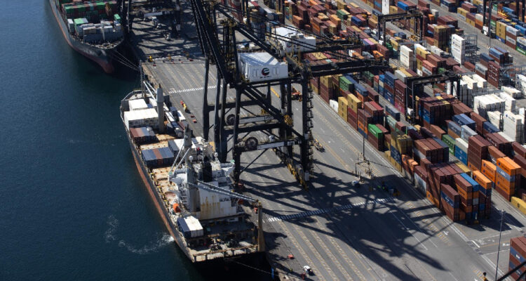 Fotografía del Puerto Caucedo, una de las terminales más importantes del país, tomada desde un helicóptero el 23 de noviembre de 2023, en Boca Chica (República Dominicana)