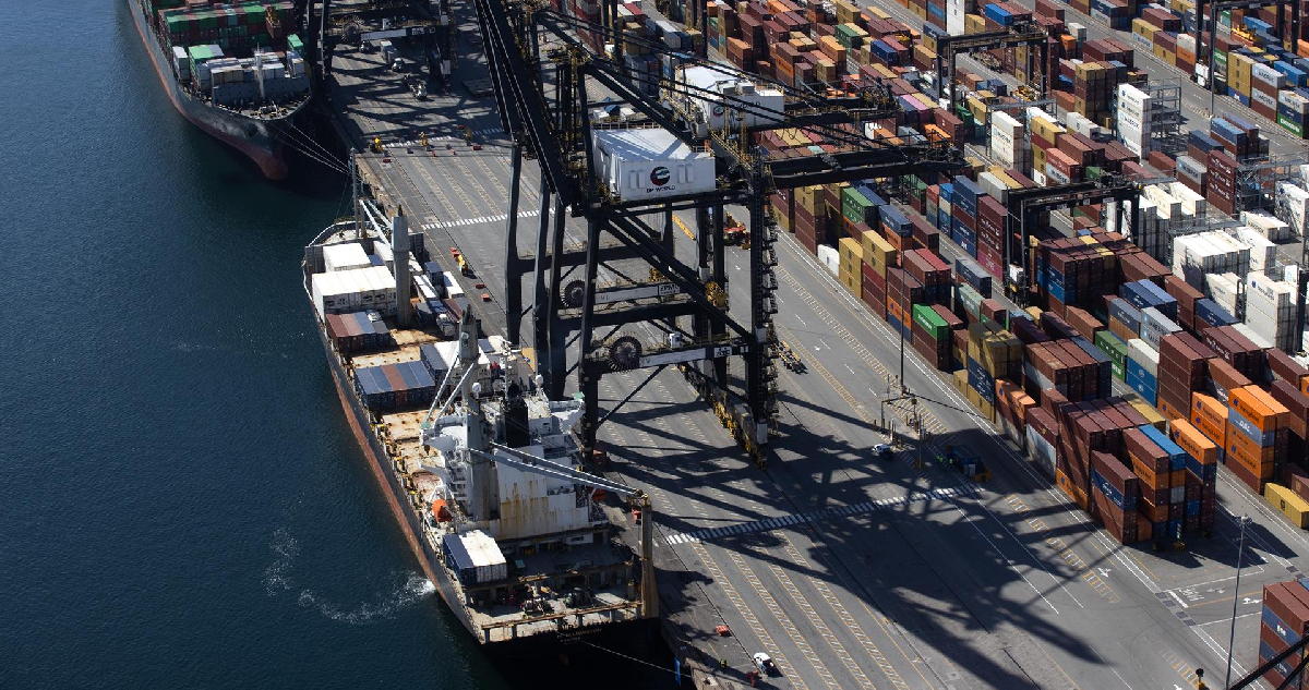 Fotografía del Puerto Caucedo, una de las terminales más importantes del país, tomada desde un helicóptero el 23 de noviembre de 2023, en Boca Chica (República Dominicana)