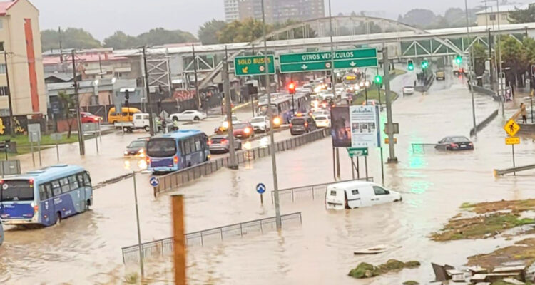 Llueve en Gran Concepción: indagan inundación de Av. 21 de Mayo con vehículos atrapados