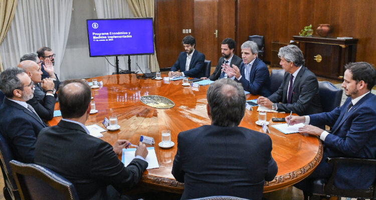 Fotografía de la reunión de los supermercadistas y luis caputo