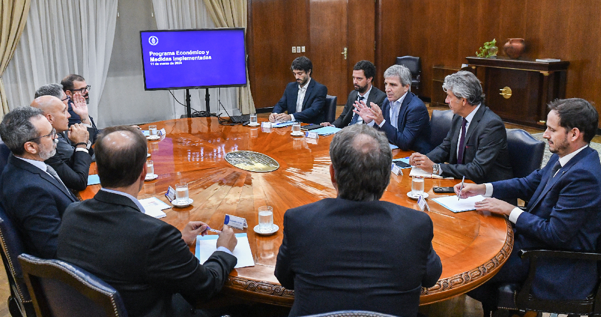 Fotografía de la reunión de los supermercadistas y luis caputo