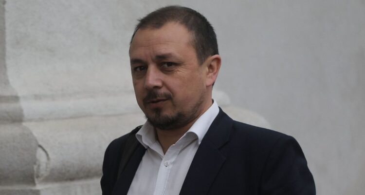 Diputado Cuello (PC) acusa a la UDI de “esconder” a Chadwick de sesión especial por filtraciones