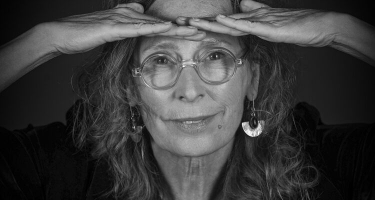 María Izquierdo, Manos a la obra