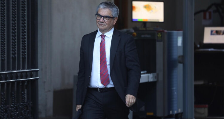 Mario Marcel en su llegada a La Moneda para el Consejo de Gabinete de Marzo