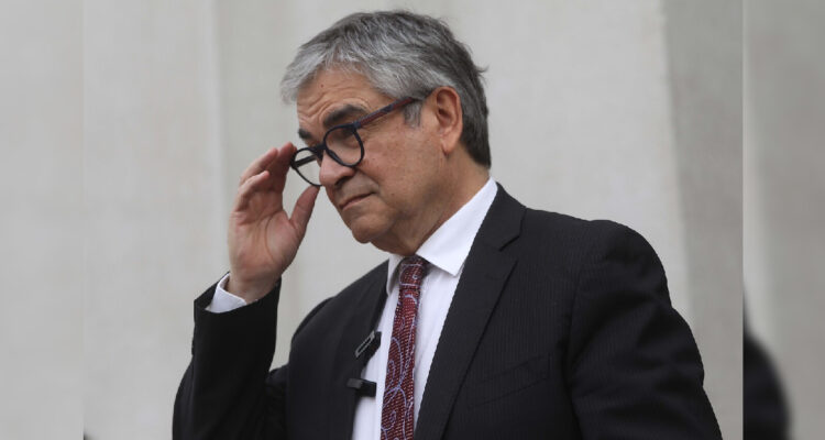 imagen de archivo del ministro de hacienda Mario Marcel, se retira del Palacio de La Moneda, tras finalizar el comité político.