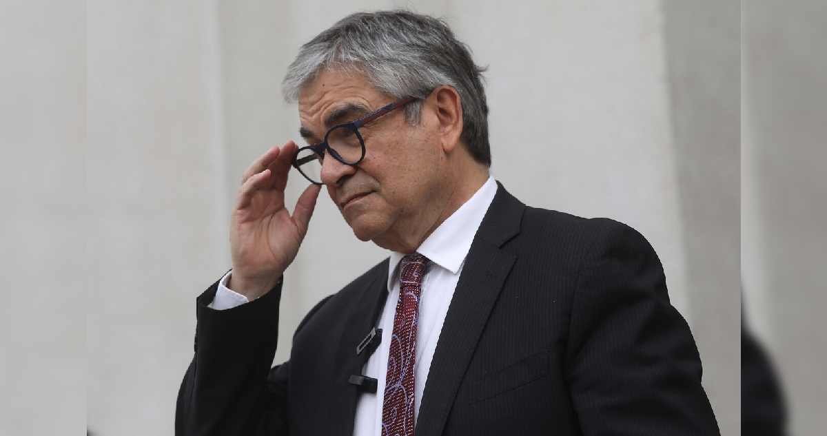 imagen de archivo del ministro de hacienda Mario Marcel, se retira del Palacio de La Moneda, tras finalizar el comité político.