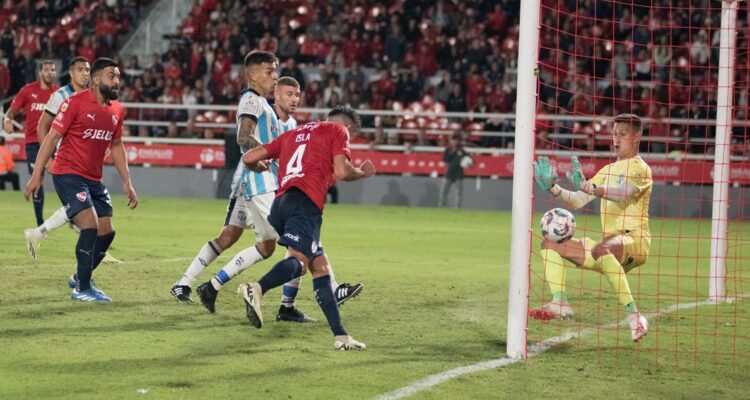 Mauricio Isla evitó la caída de Independiente en Argentina.
