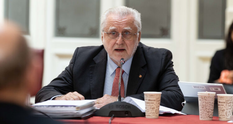 Presidente del directorio de Codelco, Máximo Pacheco, en sesión de la Comisión de Minería y Energía del Senado