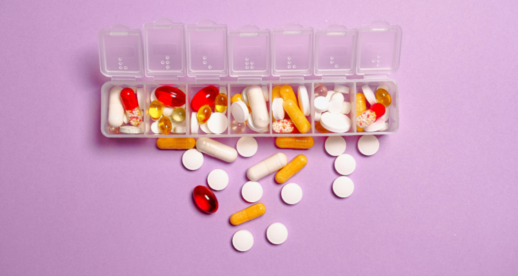 Una de las causas de intoxicación en Chile son los medicamentos. La automedicación es una práctica común en la población que debe hacerse con responsabilidad.