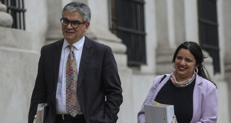 Izquierda: Ministro de Hacienda, Mario Marcel Derecha: directora de presupuestos, Javiera Martínez