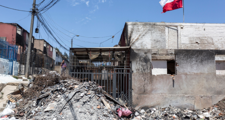 Imagen de incendios en Valparaíso por los cuales Minsal anunció medidas