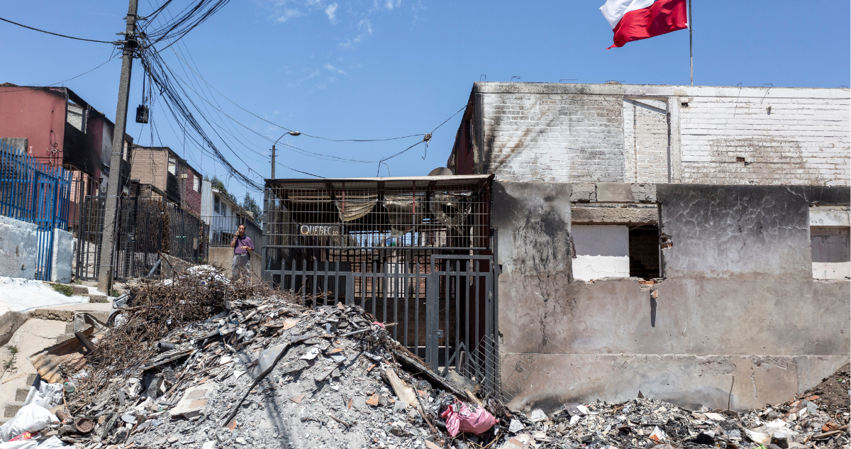Imagen de incendios en Valparaíso por los cuales Minsal anunció medidas