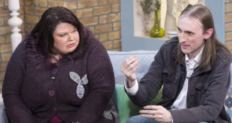 Una mujer está usando gran parte importante de sus beneficios estatales, para comprar a su marido consolas y alearlo de otras mujeres.